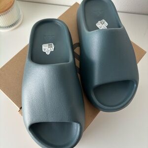 NEW YEEZY SLIDE SIZE 9